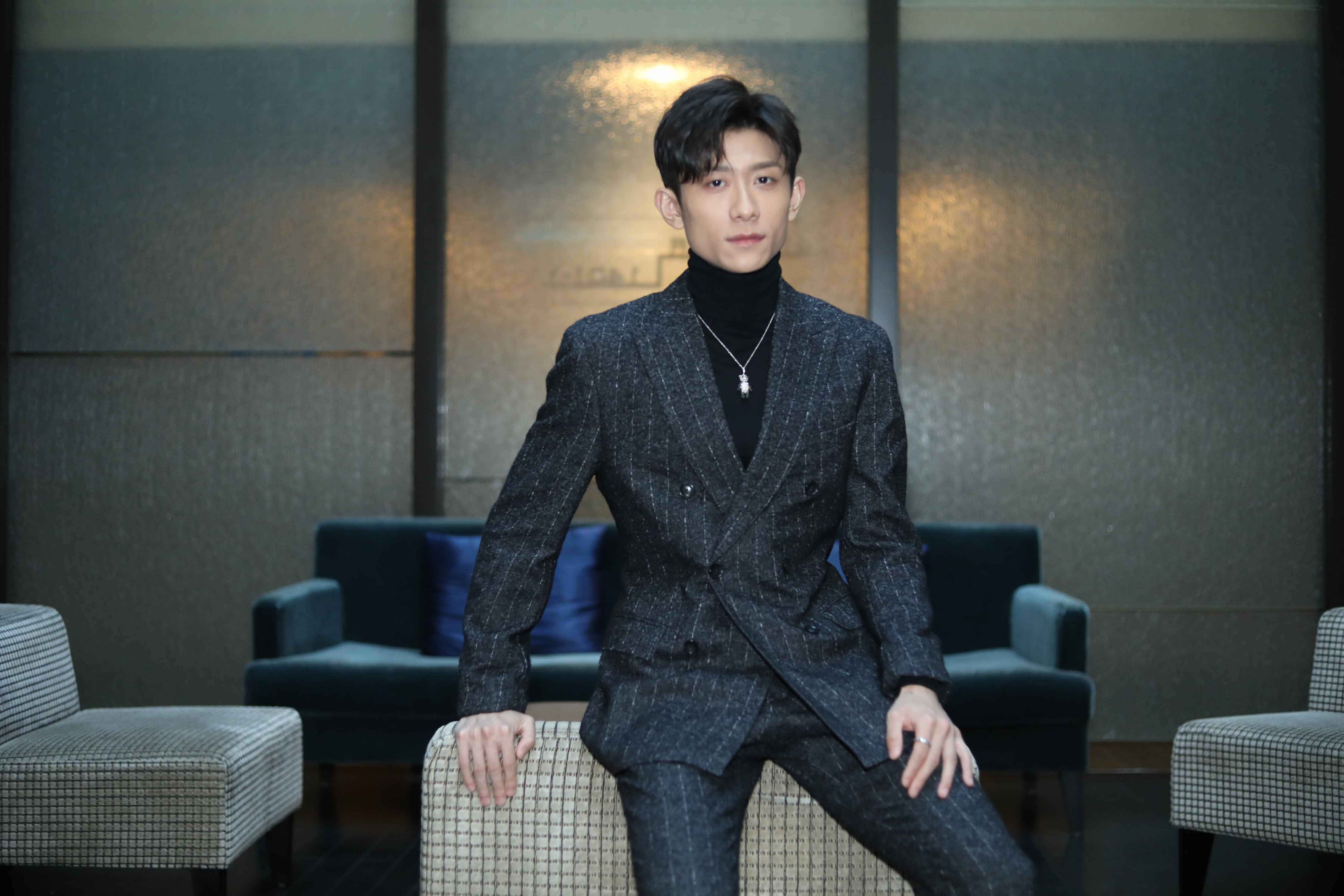 张一山出席第十七届华表奖 帅气造型演绎绅士品格