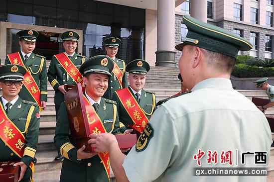 支队长王伟辉向改行干部赠送眷念品。 武警南宁支队进行武士退役典礼