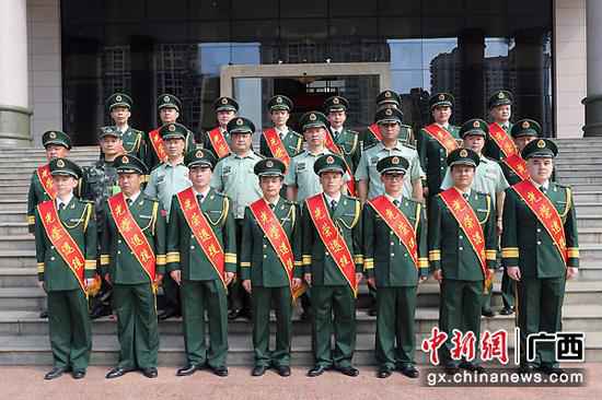 改行干部合影留念。 武警南宁支队进行武士退役典礼