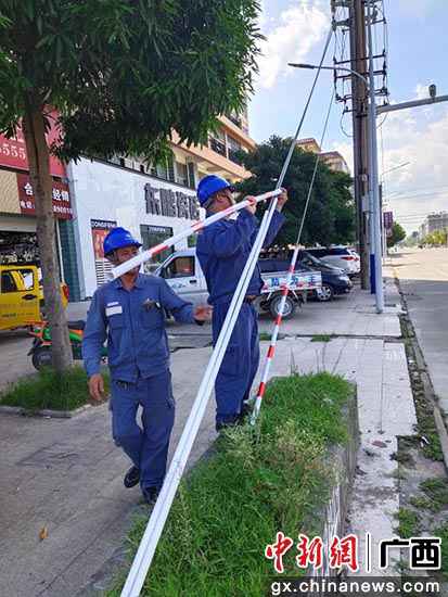 为电杆拉线穿上“安详服” 筑牢电力设施安详防护网