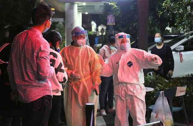 深圳罗湖医院楼外建采样点,为武汉返深市民提供24小时核酸检测