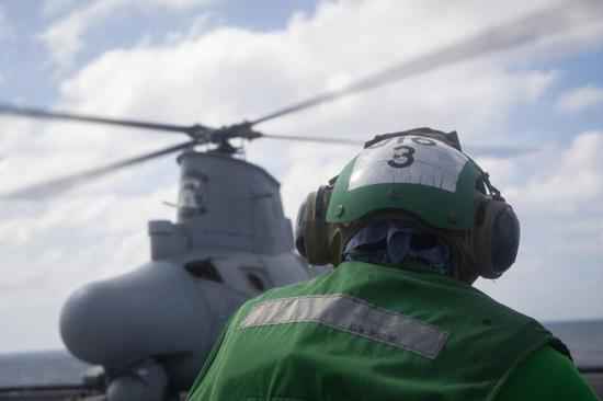 美濒海舰载反舰导弹在南海飞行 我054A舰抵近监督(图)