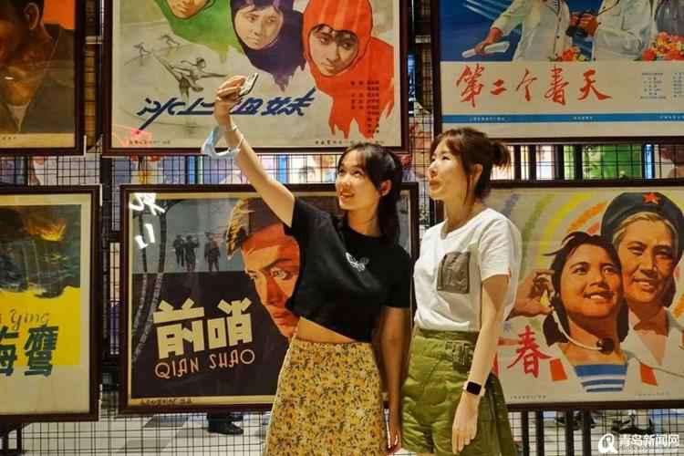 青岛大姨保藏70年间百余幅影戏海报 还在万象城办展