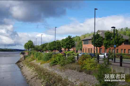 在英国拜谒北洋海军故勇墓 看到一张山东舰照片