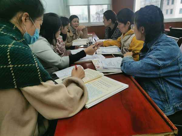 六小荣城：四年级语文组开展古文解说探讨