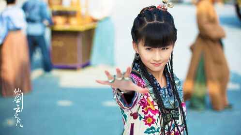 《仙剑云之凡》热播 小彩旗苗疆少女装扮俏皮可爱
