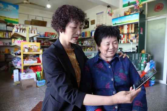 浙江德清：果真选举 直播随着投票箱来到虾塘边