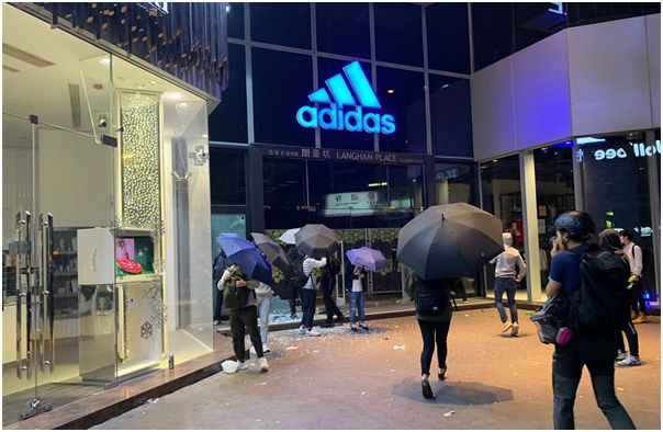 Adidas刚公布刘亦菲为新代言人 香港旗舰店就被砸了