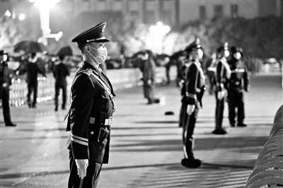 旅客撑伞 哨兵为何几回退却？天安门执勤的武警官兵这样表明