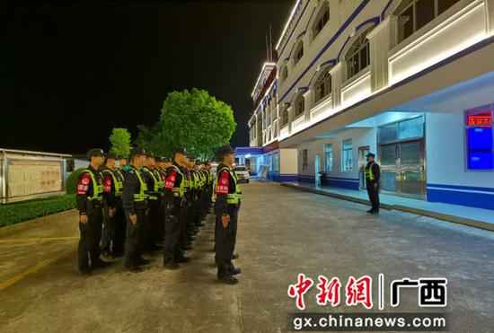 崇左领土警方开展“零点”专项整治清查动作