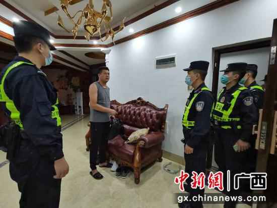 崇左领土警方开展“零点”专项整治清查动作