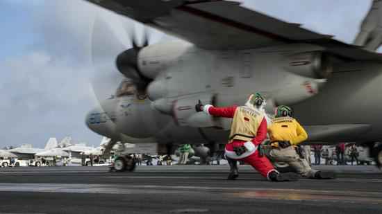 美军航母进入南海 水兵扮圣诞老人批示战机起飞(图)