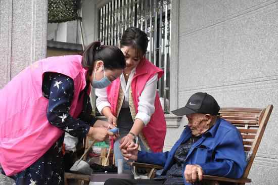 情系百岁高龄老人 浙江嵊州医护志愿者上门送重阳暖和