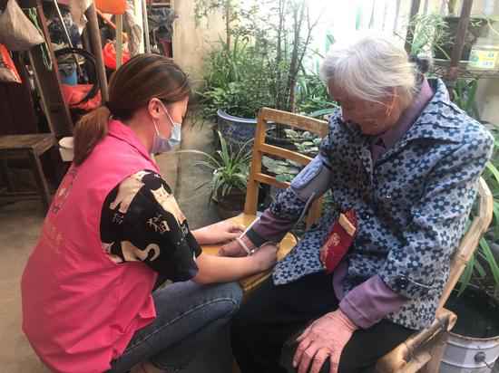 情系百岁高龄老人 浙江嵊州医护志愿者上门送重阳暖和