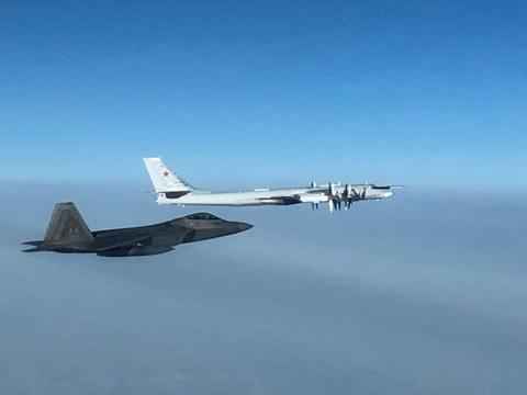 俄军机抵近阿拉斯加 美军紧张拦截 称是本年第14次