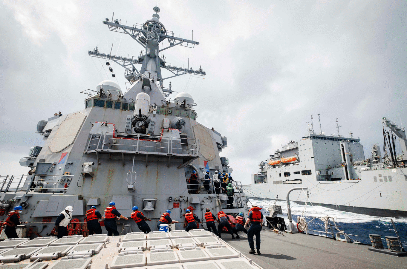 美麦凯恩号驱逐舰现身南海 曾撞船致10名舰员灭亡