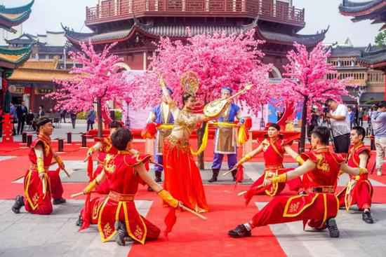 浙江长兴：见证青丝到鹤发 共度浪漫集团婚礼