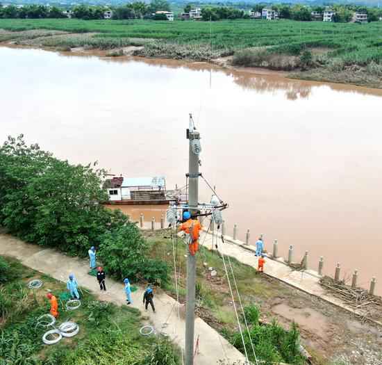 崇左宁明供电公司全力抗洪抢修送光亮