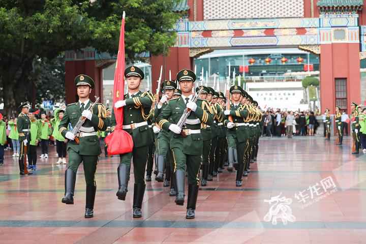 迎国庆庆中秋故国在我心 今晨重庆人民广场进行国庆升旗典礼