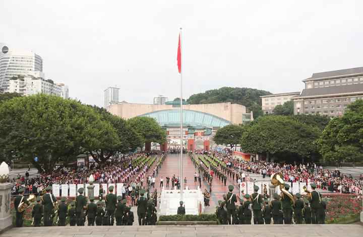 迎国庆庆中秋故国在我心 今晨重庆人民广场进行国庆升旗典礼