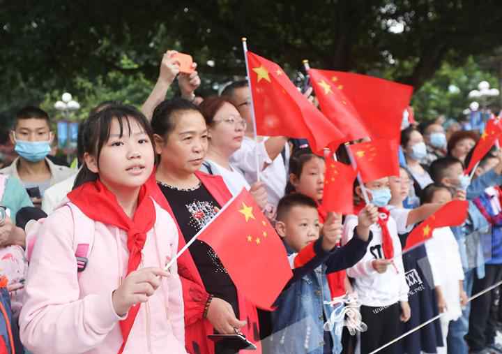 迎国庆庆中秋故国在我心 今晨重庆人民广场进行国庆升旗典礼