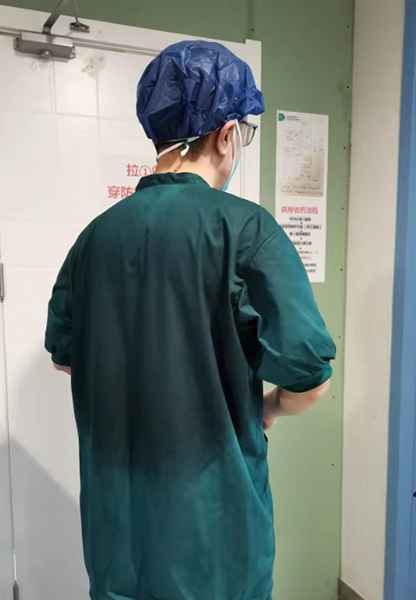 【新华网连线武汉】我在武汉，身披“战衣”掩护你！