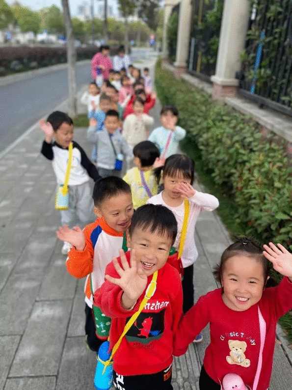 一片梧桐一片秋，“信”娃相伴来“童”行 ——杭州市丁信幼儿园远足运动