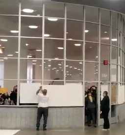 特朗普粉丝冲进宣布会 隔空怒骂拜登窃取大选成就