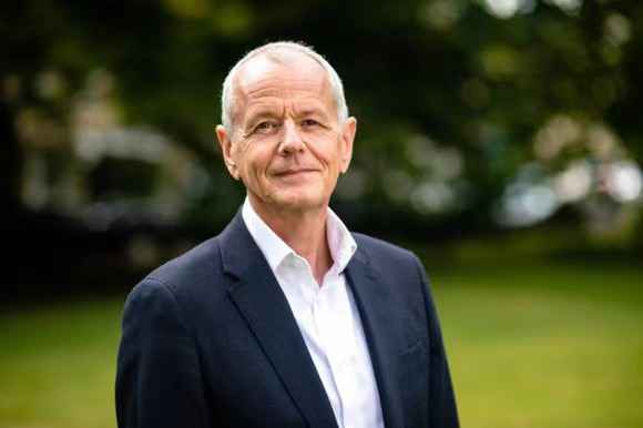 视频|61岁候任英国驻渝总领事跳水救落水女孩 曾获铁人三项冠军