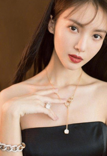 金晨首谈与邓伦恋爱，被情所伤态度消极！