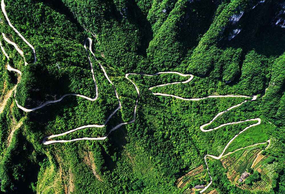 敢向绝壁要“天路”——记今世“愚公”毛相林