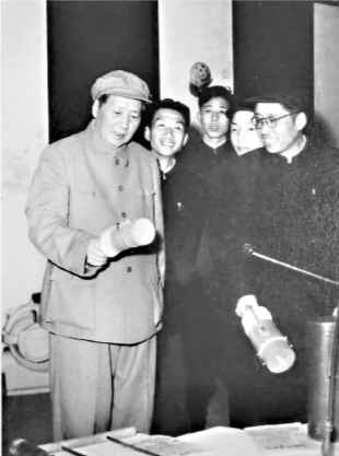 当年，毛泽东亲笔为《长江日报》题写报名，在汉期间经常翻阅