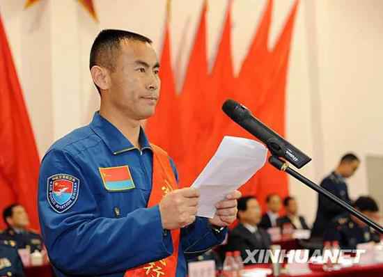 这位驾驶歼10首次无动力迫降的航行员 正式辞别蓝天