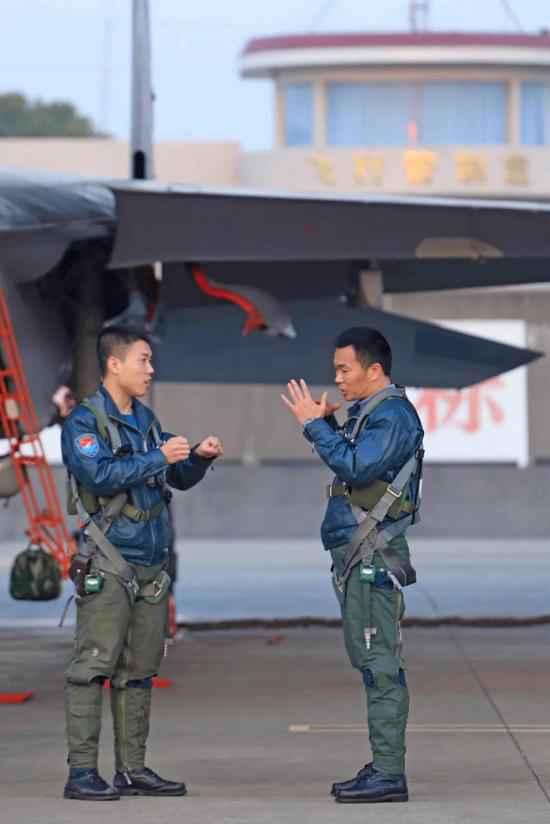 这位驾驶歼10首次无动力迫降的航行员 正式辞别蓝天