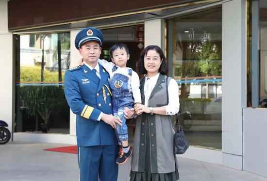 这位驾驶歼10首次无动力迫降的航行员 正式辞别蓝天