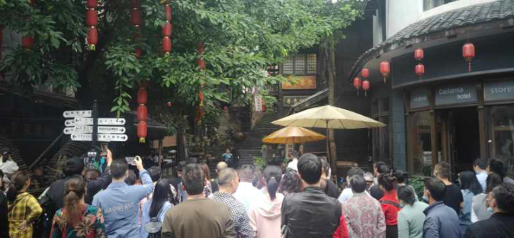 重庆两江新区：假期前三天各景区商圈客流回暖 熟悉的热闹返来了