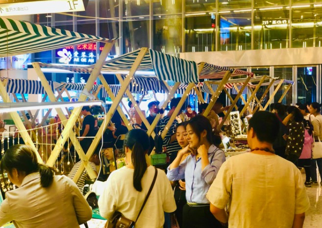 重庆两江新区：假期前三天各景区商圈客流回暖 熟悉的热闹返来了