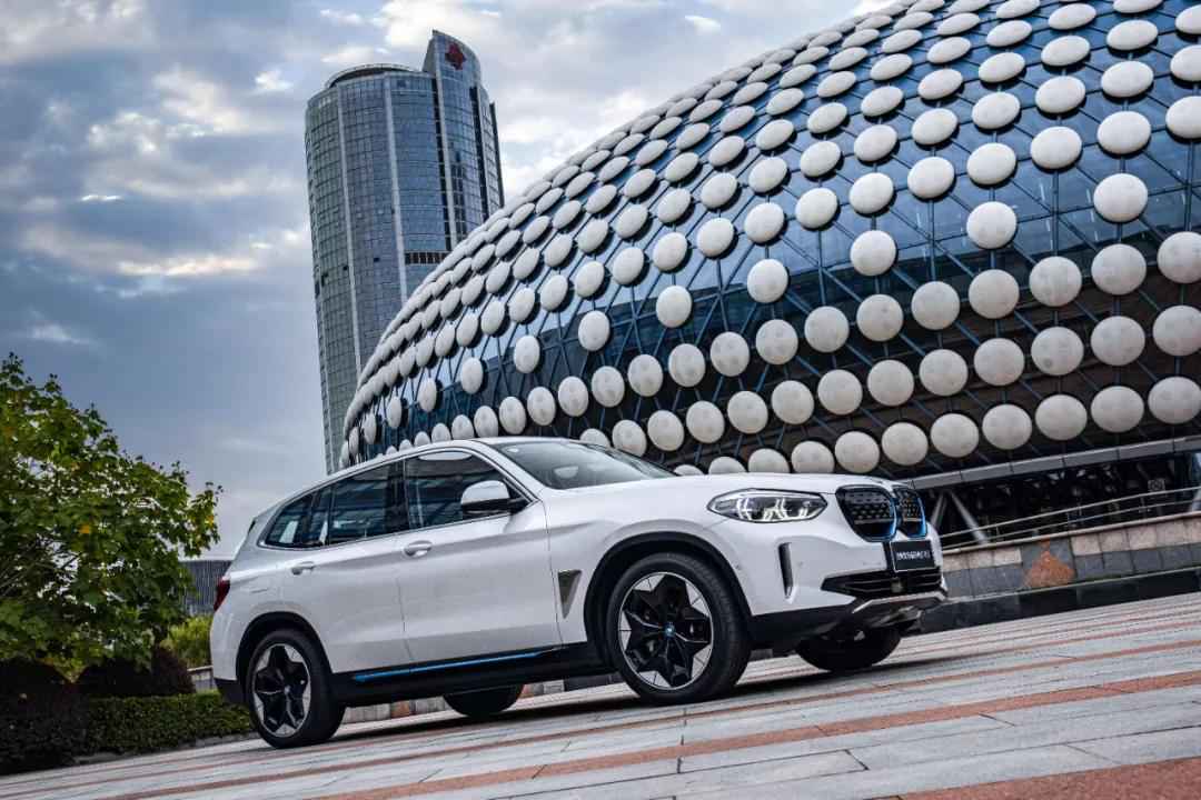 创新BMW iX3：豪华品牌纯电时代的可靠选择
