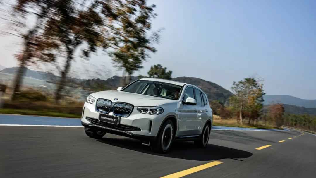 创新BMW iX3：豪华品牌纯电时代的可靠选择