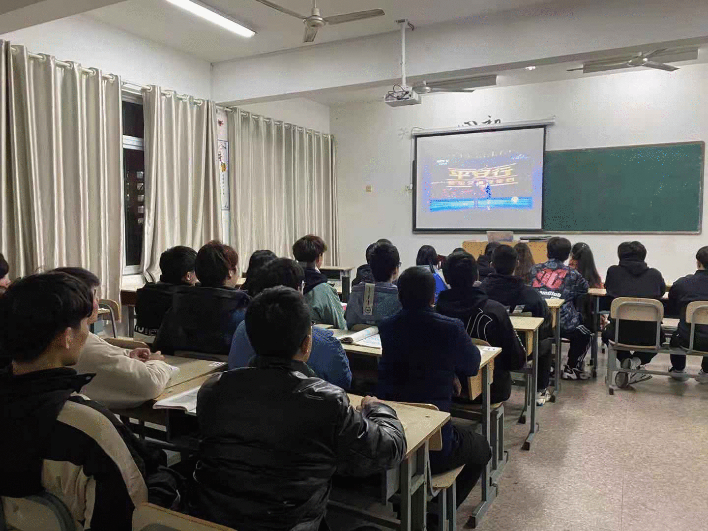 安徽绿海商务职业学院组织开展第九个“全国交通安详日”教诲勾当