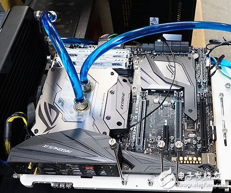 华硕全水冷主板漏液测试：这防护让人安心 6899元