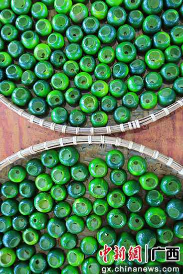 钦州钦北区搬家安放点就业扶贫车间忙