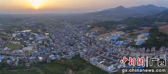日新月异的城镇化建树。 金秀瑶族自治县头排镇:朝着全面小康方针刚强前行