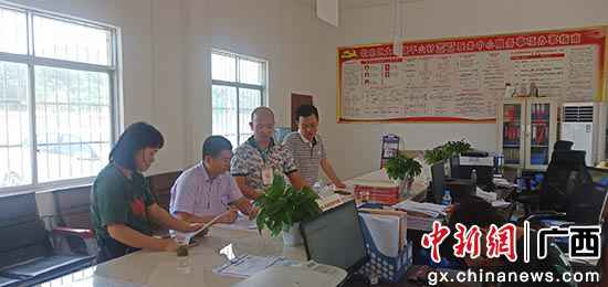 广西富硒农产物协会专家到平山村受理平富硒农产物认证。钦北区扶贫办供图 钦州市钦北区“香满红”托起致富梦