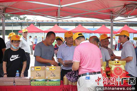 2020年钦北区进行“庆丰收.迎小康”农夫丰收节展销会上展销“香满红”大米。钦北区扶贫办供图 钦州市钦北区“香满红”托起致富梦