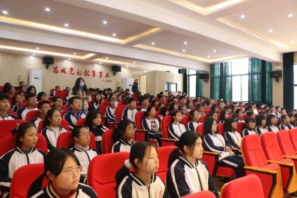 大渡口中学进行《民法典》守护“少年的你”法制讲座