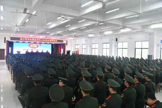 武警衢州支队新兵授衔：“两肩空”到“一道拐”
