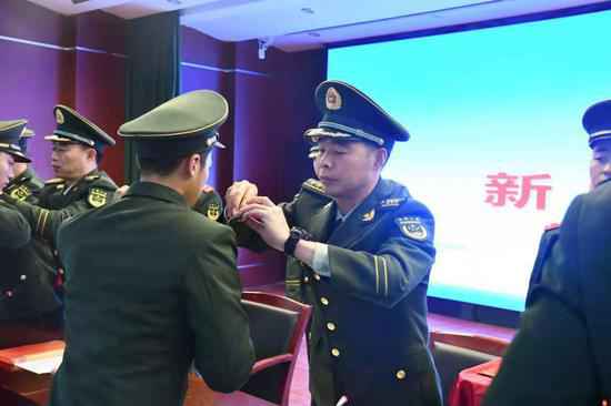 武警衢州支队新兵授衔：“两肩空”到“一道拐”