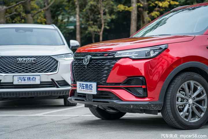 年轻人第一辆SUV ，长安CS55PLUS蓝鲸版相比第三代哈弗H6！