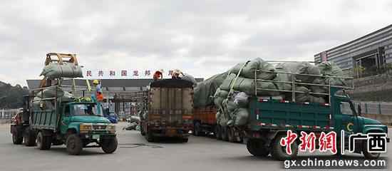 图为工人将货品装车。 广西靖西互市商业收支口额大幅增长